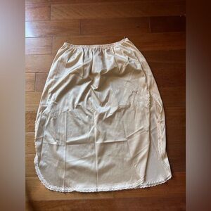 Vanity Fair cream slip /skirt
32” medium women’s vintage